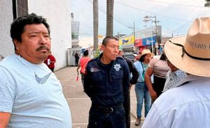 ¡POBLADORES RETIENEN AL COMANDANTE DE LA POLICÍA DE HIDALGOTITLÁN!
