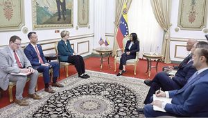 ¡DELCY RODRÍGUEZ RECIBE A ENCARGADA DE NEGOCIOS DE EU!
