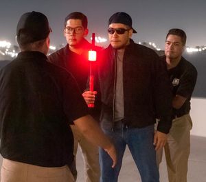 ¡MOTOCICLISTAS CHOCAN CON POLICÍAS Y TRÁNSITOS! - Y LOS DETIENEN