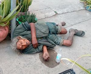 ¡ENCUENTRAN A HOMBRE SIN VIDA EN LA BANQUETA!