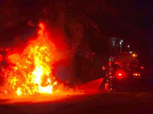 ¡AUTOMÓVIL ACHICHARRADO POR EL FUEGO EN LOMAS 4!