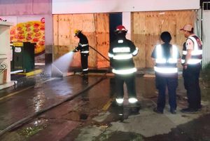 ¡SE INCENDIA LOCAL ABANDONADO JUNTO AL PIZZA HUT!