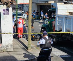 ¡MOTOCICLISTA NO SOBREVIVIÓ AL IMPACTARSE CONTRA VOLTEO!
