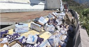 ¡VOLCÓ TRÁILER CARGADO CON HUEVOS!