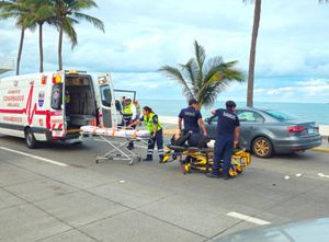 ¡EVITA CHOCAR CON AUTO Y TERMINA DERRAPANDO EN EL BULEVAR!