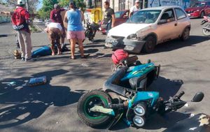 ¡MUJER BIKER SE IMPACTA EN LA PUERTA DEL CHEVY!