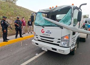 ¡ATRAVIESA LUMINARIA A PIPA DE GAS EN LA RIVIERA VERACRUZANA!