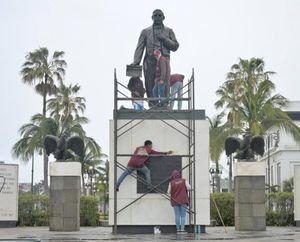 ¡‘MANITA DE GATO’ A ESTATUA DE JUÁREZ!