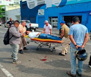 ¡PEATÓN ATROPELLADO POR MOTOCICLISTA EN ALLENDE Y CORTÉS!