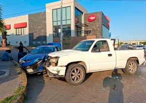 ¡ALCANTARILLA EN MAL ESTADO PROVOCA CHOQUE EN EL FRACCIONAMIENTO VILLA RICA!