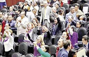 ¡LE BAJA MORENA... SIN CEDER 'CONTROL'! - TENIA QUE SER...