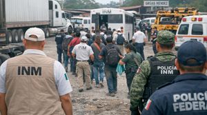 ¡LOS RESCATAN! - DESCUBREN TRAILER LLENO DE MIGRANTES EN CORRALÓN