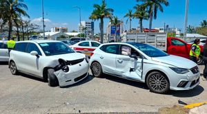 ¡CARAMBOLAZO DE 100 MIL PESOS! - CHOCAN TRES VEHICULOS FRENTE AL HOTEL MOCAMBO EN BOCA DEL RÍO