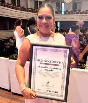 RECONOCEN LA TRAYECTORIA ARTÍSTICA DE LA CANTANTE VERACRUZANA CLAUDIA MENÉNDEZ