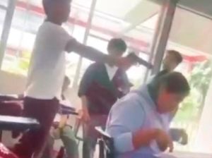 ¡ESTUDIANTE APUNTA CON UN ARMA A LA CABEZA DE SU COMPAÑERA!