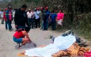 ¡MUEREN MENORES EN MOTOCICLETA ARROLLADOS POR CAMIÓN CAÑERO!