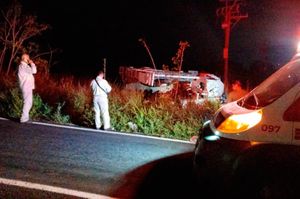 ¡VEHÍCULO DE LA CFE SALIÓ VOLANDO DE LA CARRETERA “COSTERA DEL GOLFO”!