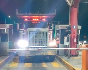 ¡CAMIÓN CAÑERO IMPACTÓ Y DESTROZÓ CASETA DE COBRO!