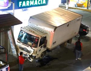 ¡CAMIONETA SE QUEDA SIN FRENOS Y DESBARATÓ CERRAJERÍA EN TEJERÍA!