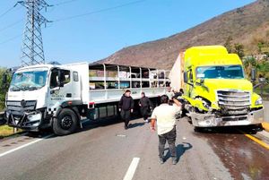 ¡TRÁILER EMBISTIÓ A CAMIÓN DE LA GUARDIA NACIONAL EN LA AUTOPISTA!