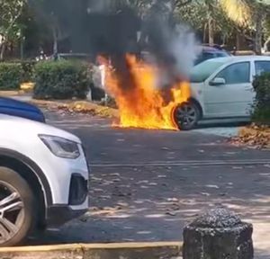 ¡SE CHAMUSCÓ AUTO DE ESTUDIANTE DE LA UV DENTRO DEL CAMPUS MOCAMBO!