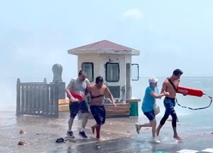 ¡LOS RESCATAN! - A CUATRO TURISTAS