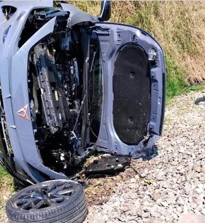¡IBAN VOLANDO EN LA AUTOPISTA Y CAYERON EN LAS VÍAS DEL TREN!