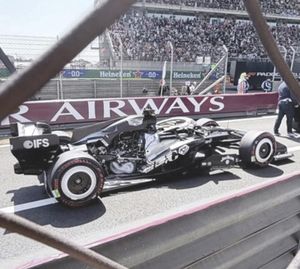 ¡SE CAE A PEDAZOS AUTO DE CHECO PÉREZ EN SPRINT RACE!