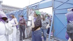 ¡TRASPASA GRUPO DE MUJERES VALLA FRENTE A CATEDRAL!