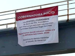 ¡PROTESTAN DEPORTISTAS! - *Con lonas piden apertura de la “Hugo Sánchez”