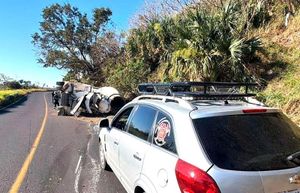 ¡VOLCÓ CAMIÓN REVOLVEDORA EN LAS CURVAS DE LAGUNA VERDE!