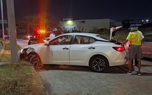 ¡ADULTO MAYOR COLISIONA CONTRA CAMELLÓN EN EL BULEVAR FIDEL VELÁZQUEZ!