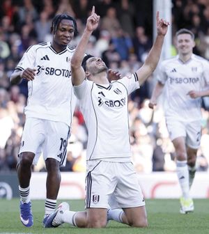 ¡RAÚL JIMÉNEZ SELLA TRIUNFO DE FULHAM Y DEDICA GOL A SU PADRE!