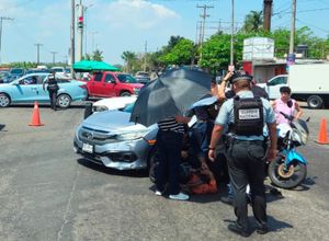 ¡SE PASA EL SEMÁFORO EN ROJO Y LO IMPACTÓ AUTO JAPONÉS!