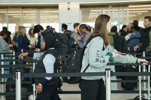 ¡ACECHAN LARGAS FILAS A AEROPUERTOS DE EU!