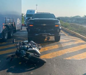 ¡CAFRE LE PEGA A MOTOCICLISTA CUANDO PASABA POR LOS TOPES!