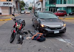 ¡CONDUCTORA DEJA A BIKER HERIDO EN EL PAVIMENTO!