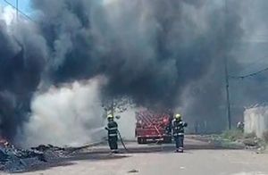 ¡HACEN QUEMADERA DE LLANTAS Y DESECHOS AFUERA DE EL SARDINERO!