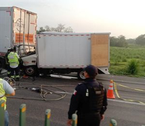 ¡OPERADOR DE CAMIÓN PIERDE LA VIDA PRENSADO EN LA AUTOPISTA!