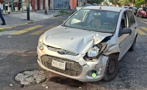 ¡SE PEGAN TRANCAZO DOS CAMIONETAS EN LA COLONIA ZARAGOZA!