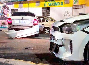 ¡DOS AUTOS SE PEGAN TRANCAZO EN LA FLORES MAGÓN!