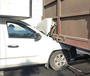 ¡CAMIONES CAÑEROS DEJAN COMO ACORDEÓN CAMIONETA DE CARGA!