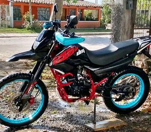 ¡ENTRÓ A COMPRAR Y LE ROBAN LA MOTO!
