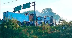 ¡RAPIÑA DE CARNE POR TRÁILER INCENDIADO EN EL FRESNO!