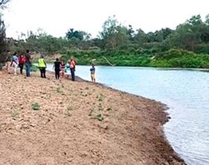 ¡SALVÓ A SU HIJA PERO FUE ARRASTRADA POR EL RÍO!