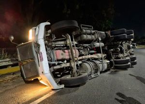 ¡VOLCÓ PIPA CON ÁCIDO ACÉTICO EN EL PUENTE CARACOL DE COATZACOALCOS!