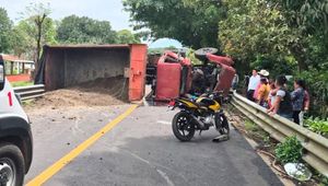 ¡VUELCA CAMIÓN DE CARGA Y OPERADOR RESULTÓ LESIONADO!