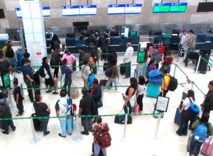 ¡100 PASAJEROS VARADOS! - *En el aeropuerto por cancelación de vuelo de Viva Aerobús