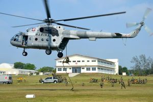 ¡MARINA REFUERZA PREPARACIÓN CON ADIESTRAMIENTO DE SOGA RÁPIDA!