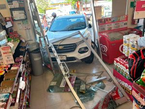 ¡ABUELITA ESTACIONÓ CAMIONETÓN DENTRO DEL OXXO!